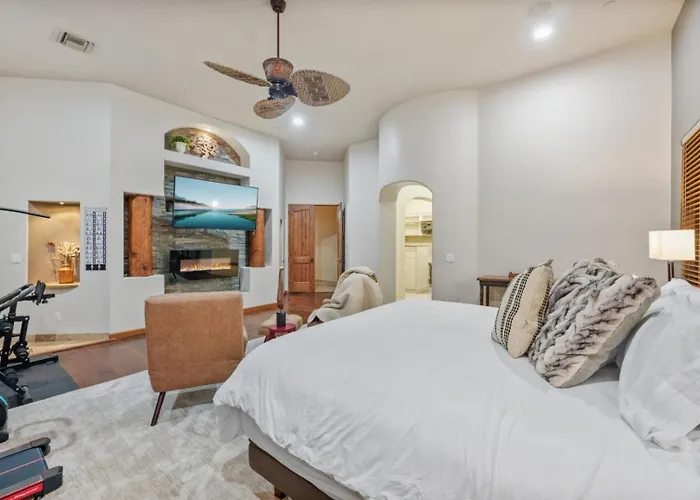 Villa Sleeps 25 • Heated Pool And • Pickleball Court
