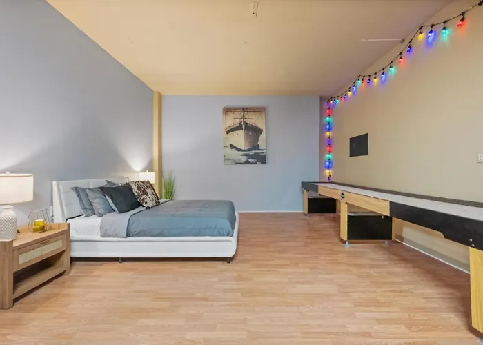 Villa Sleeps 25 • Heated Pool And • Pickleball Court