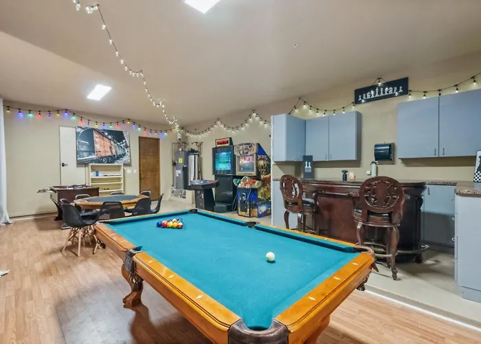 Villa Sleeps 25 • Heated Pool And • Pickleball Court *