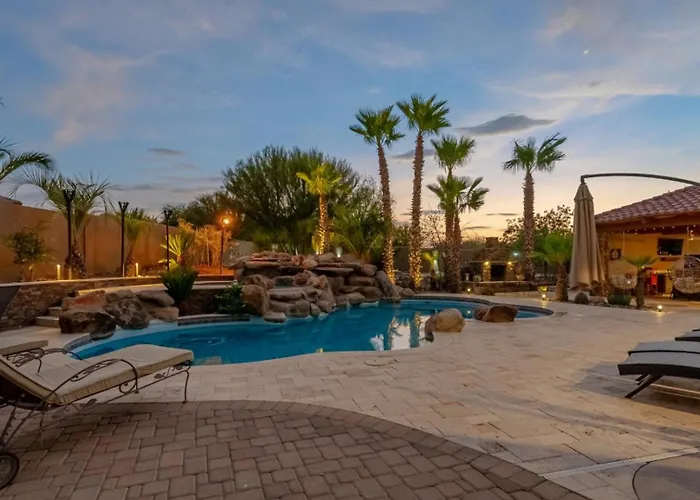 Sleeps 25 • Heated Pool And • Pickleball Court *